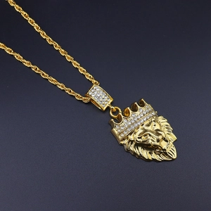 Collana hip hop con ciondolo testa di leone dorata, corona e strass bianchi brillanti
