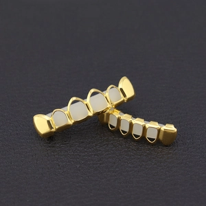 Detalle del set de Grillz HIPHOP hueco dorado con barras de silicona en cuero negro