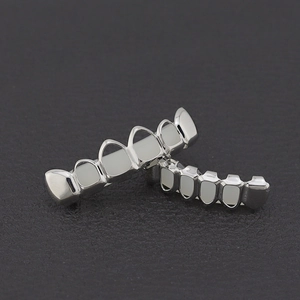 Detalle de un set de grillz plateados pulidos para dientes superiores e inferiores hip hop