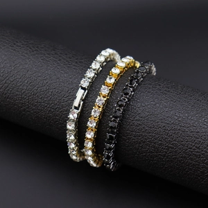Vue macro de bracelets tennis de 5mm en strass, finitions argent, or et métal noir