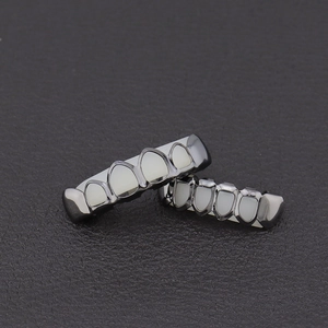 Set de grillz hip-hop en acabado cromo oscuro con inserciones blancas dentales