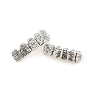 Zilveren iced out hiphop gebitsgrillset met glanzende steentjes op witte achtergrond