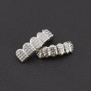 Zilveren hip-hop grillz set met glanzende strass-steentjes voor boven- en ondertanden