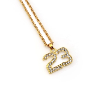 Détail macro du pendentif numéro 23 avec chaîne torsadée dorée et zircons blancs