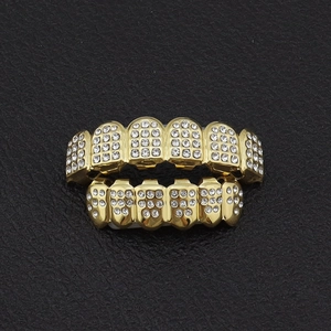 Gouden hiphop grillz set met sprankelende witte diamanten voor boven- en ondertanden