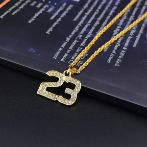 Collier hip-hop doré avec pendentif numéro 23 serti de strass sur chaîne torsadée