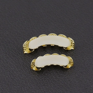 Detailopname van gouden hiphop-grillz met siliconenstrips op zwarte achtergrond