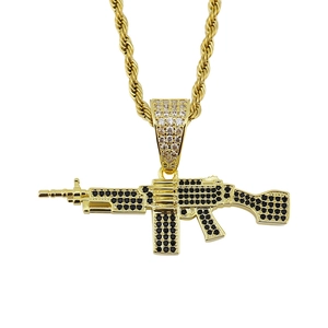 Goldene AK47 Halskette mit schwarzen Zirkonia Steinen und gedrehter Seilkette für Herren