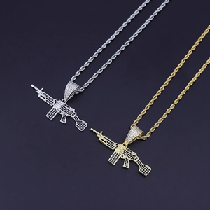 Detailansicht der gold- und silbernen AK47-Gewehranhänger mit Zirkonia-Mikropavé-Besatz