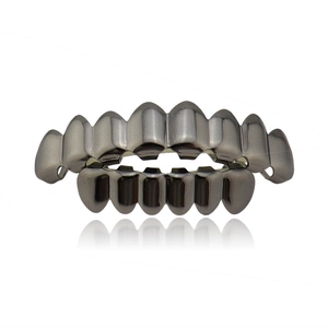 Set de grillz hip hop color gunmetal con 8 fundas superiores y 6 fundas inferiores