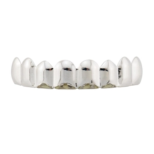 Vista macro detallada de los grillz hip hop plateados de 8 dientes con acabado pulido