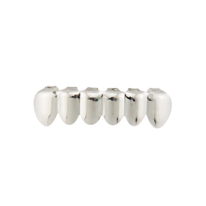 Primer plano de un grillz hip hop plateado de 6 dientes con acabado de espejo pulido