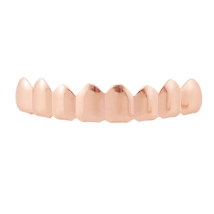 Detalle de los grillz de hip-hop chapados en oro rosa con acabado de espejo liso y pulido