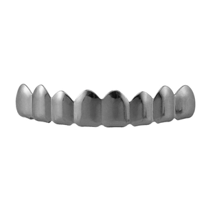 Vista detallada del grillz hip hop de 8 dientes plateado con acabado metálico liso