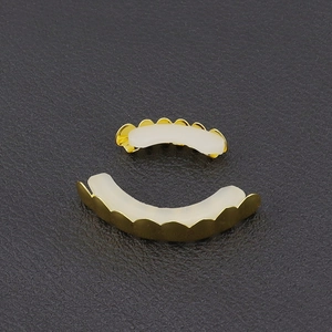 Detalle de set de grillz hip hop chapado en oro 18K con barras de silicona internas