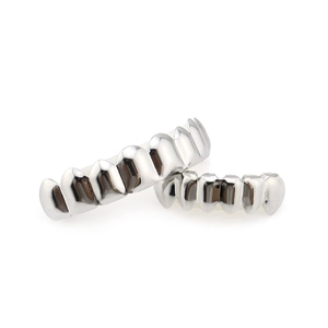 Set de grillz de hip hop plateado pulido con filas superior e inferior sobre fondo blanco
