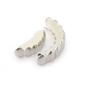 Detalle de grillz cromados brillantes con tiras de silicona para un ajuste personalizado