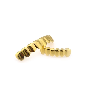 Detalle de grillz de hip hop bañados en oro de 18K con acabado espejo y forma dental