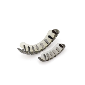 Detalle de pinzas de pelo banana grandes y pequeñas con marco de metal y almohadillas