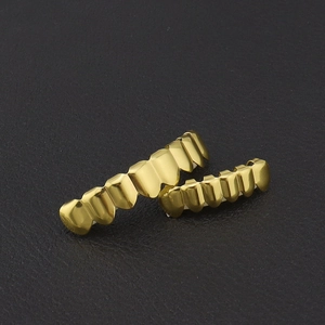 Set de grillz hip hop bañados en oro de 18K con 8 dientes superiores y 6 dientes inferiores