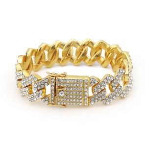 Dettaglio del bracciale cubano da 20mm color oro con strass scintillanti stile hip hop