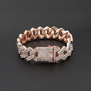 Detailaufnahme der 20mm roségoldenen Panzerkette mit dichtem weißem Strasssteinbesatz