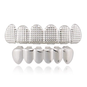 Zilveren hiphop grillz set met getextureerde boventanden en gepolijste ondertanden