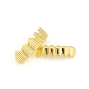 Detail van hiphop grillz set met gouden wafeltextuur en gepolijste spiegeloppervlakken