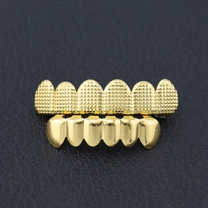 Hip hop vergulde grillz set met roostertextuur bovenop en gepolijste ondertanden