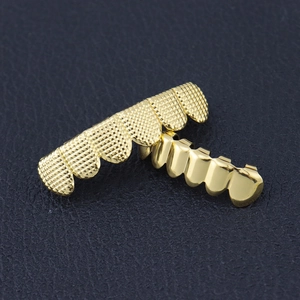 Vergulde hiphop grillz set met diamantgeslepen textuur en gepolijste spiegelafwerking