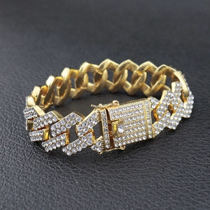 Dettaglio del bracciale hip hop dorato da 20mm con maglia cubana e cristalli bianchi brillanti