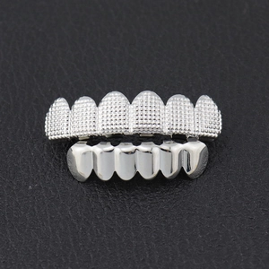 Zilveren hiphop grillz set met getextureerde bovenkant en glad gepolijste onderkant