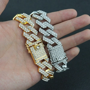 Dettaglio dei bracciali a catena cubana oro e argento con pavé di diamanti fitti