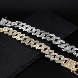 Dettaglio dei bracciali cubani hip hop da 20mm in oro e argento con strass scintillanti