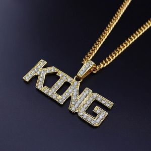Λεπτομέρεια μενταγιόν KING hip hop με μικρο-διαμάντια και χρυσή κουβανέζικη αλυσίδα