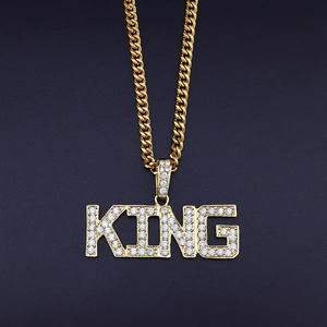 Λεπτομέρεια από χρυσό KING hip hop μενταγιόν με κρύσταλλα σε χοντρή κουβανέζικη αλυσίδα