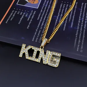 Λεπτομέρεια macro από το μενταγιόν KING με στρας και χρυσή αλυσίδα τύπου Cuban link