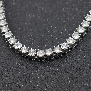 Dettaglio della collana tennis in argento da 5mm con cristalli lucidi incastonati a griffe