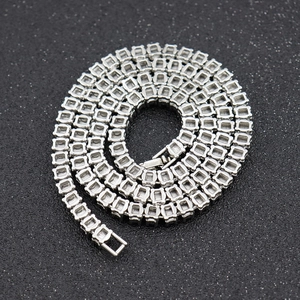 Collana tennis argento da 5mm con zirconi incastonati su sfondo nero testurizzato