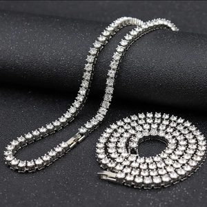 Dettaglio catena tennis argento 5mm con cristalli a 4 griffe e chiusura pieghevole