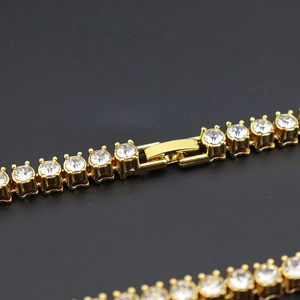 Dettaglio della collana tennis 5mm placcata oro con zirconi e chiusura a scomparsa