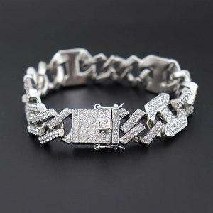 Détail d'une chaîne cubaine hip hop en argent avec strass blancs et fermoir de sécurité robuste
