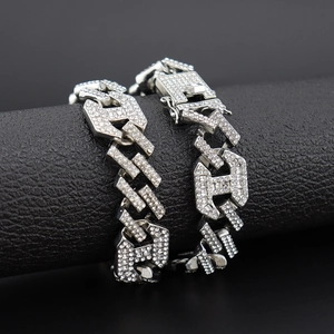 Détails de la gourmette Cuban iced-out plaquée argent avec pierres micro-pave