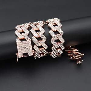 Detailansicht der 20mm Iced Out Roségold-Panzerkette mit Strass-Quadratverschluss