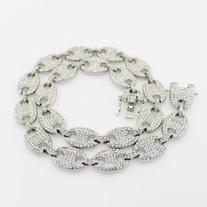 Gedetailleerde opname van de 12mm zilveren hiphop koffieboonketting met glimmende strass