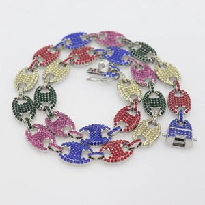 Detail van de kleurrijke 12mm hiphop koffieboon ketting met glinsterende steentjes