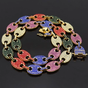 Detail van de 12mm hiphop koffieboon ketting met kleurrijke pavé gezette strasstenen