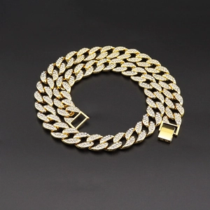 Détail de la chaîne cubaine dorée de 15 mm avec strass blancs et fermoir à cliquet sécurisé