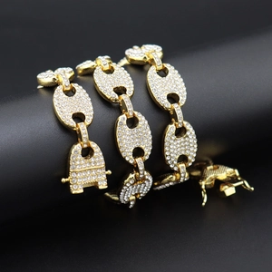 Detail van de 12mm iced out koffieboon ketting met glinsterende witte zirkonia steentjes