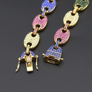 Macro detail van de 12mm hiphop koffieboon schakelketting met kleurrijke strassteentjes